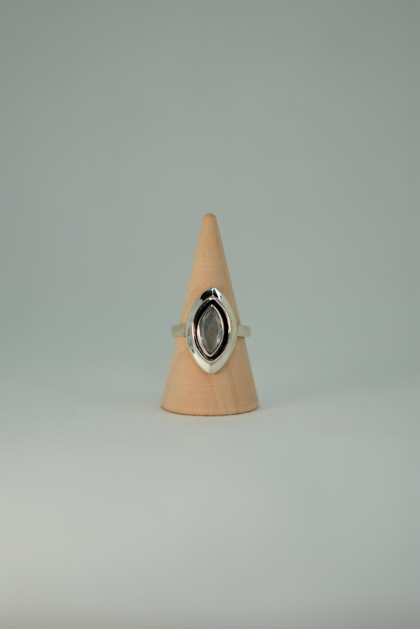 Bague Pierre de Lune Arc-en-Ciel en Argent 925 – Mystère & Intuition
