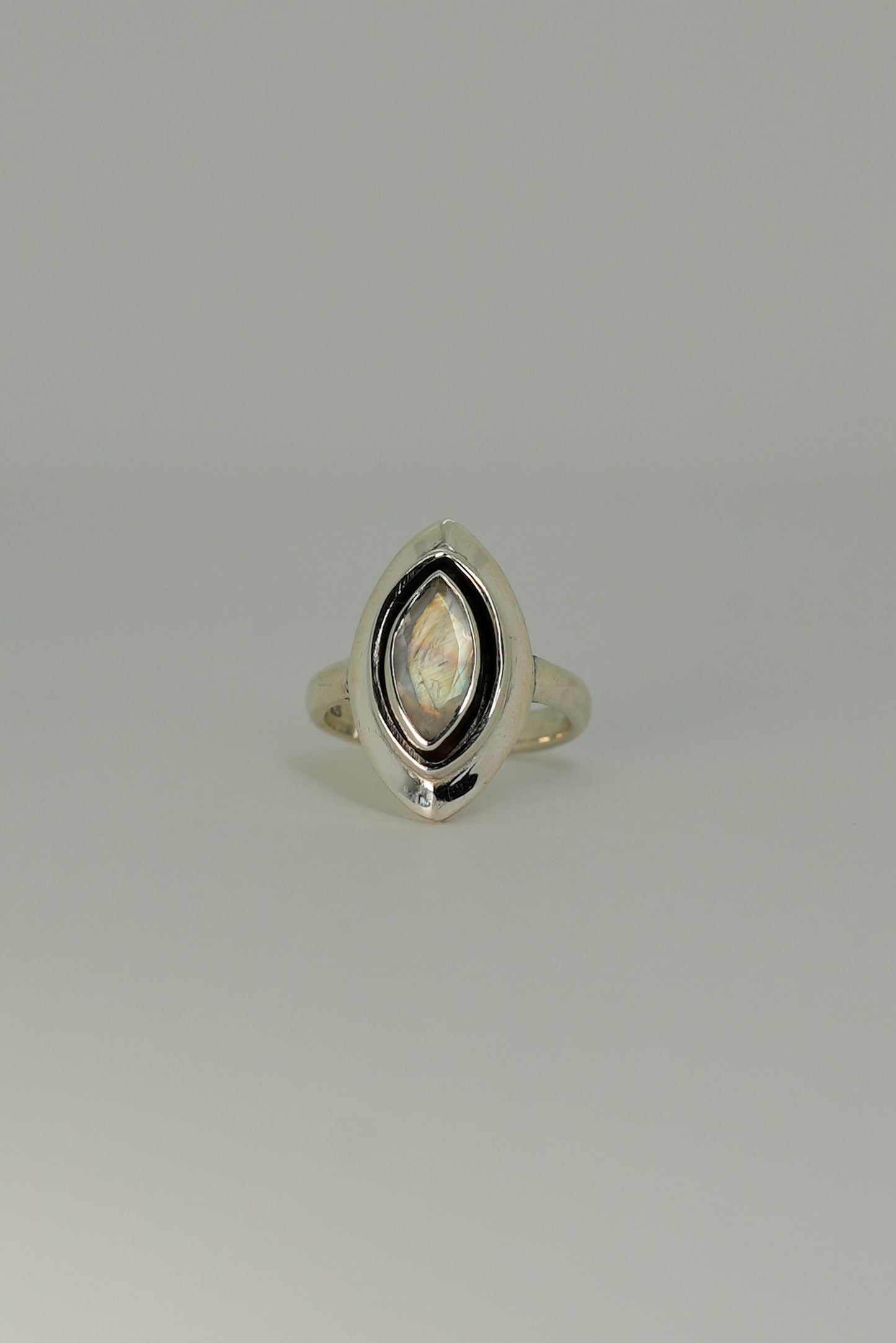 Bague Pierre de Lune Arc-en-Ciel en Argent 925 – Mystère & Intuition