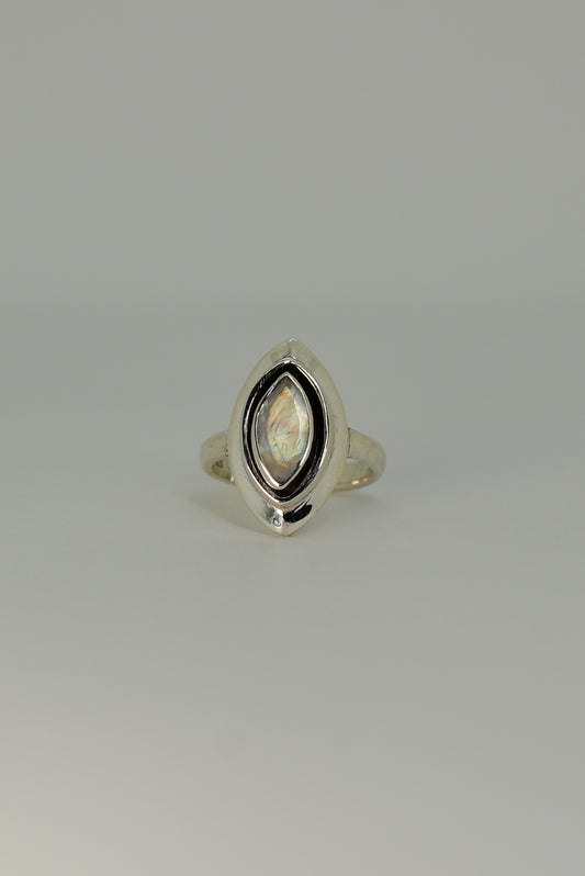 Bague Pierre de Lune Arc-en-Ciel en Argent 925 – Mystère & Intuition