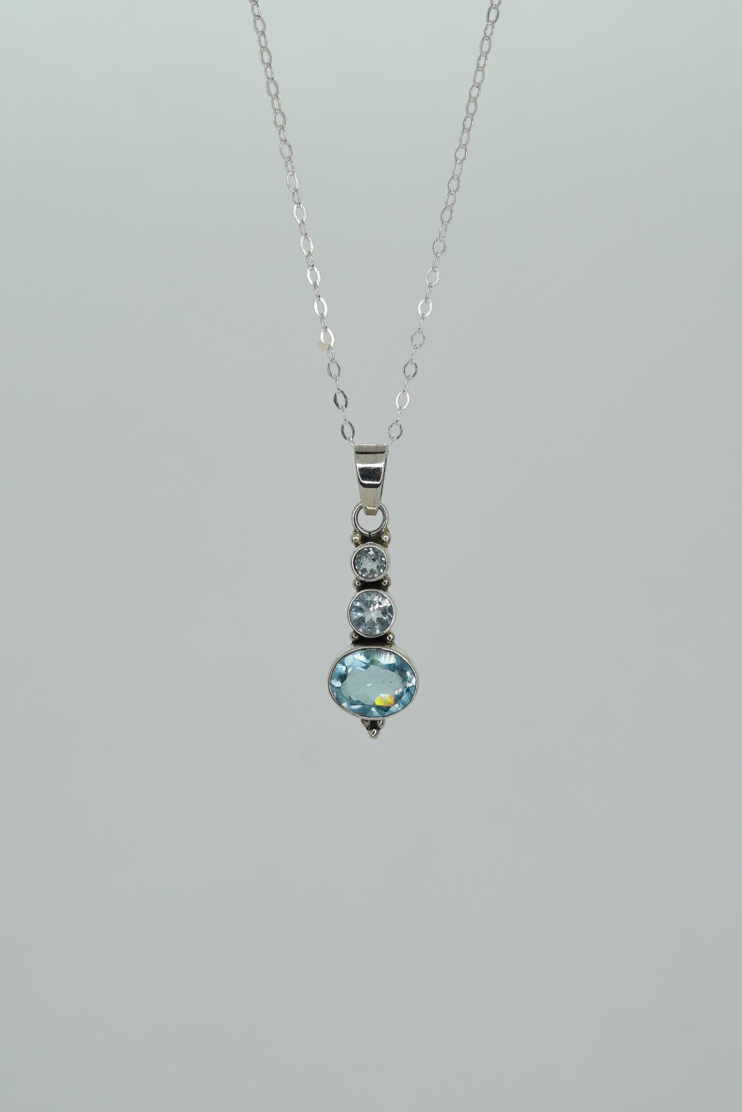Collier Topaze Bleue 3 Pierres en Argent 925 — Sérénité & Communication
