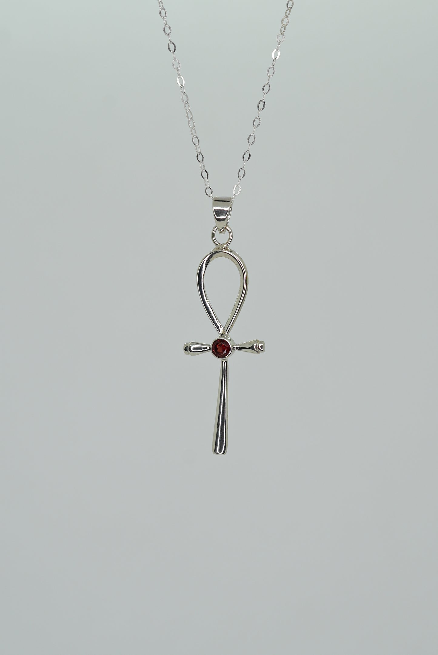 Collier Croix Ankh en Argent 925 avec Grenat — Énergie & Vitalité