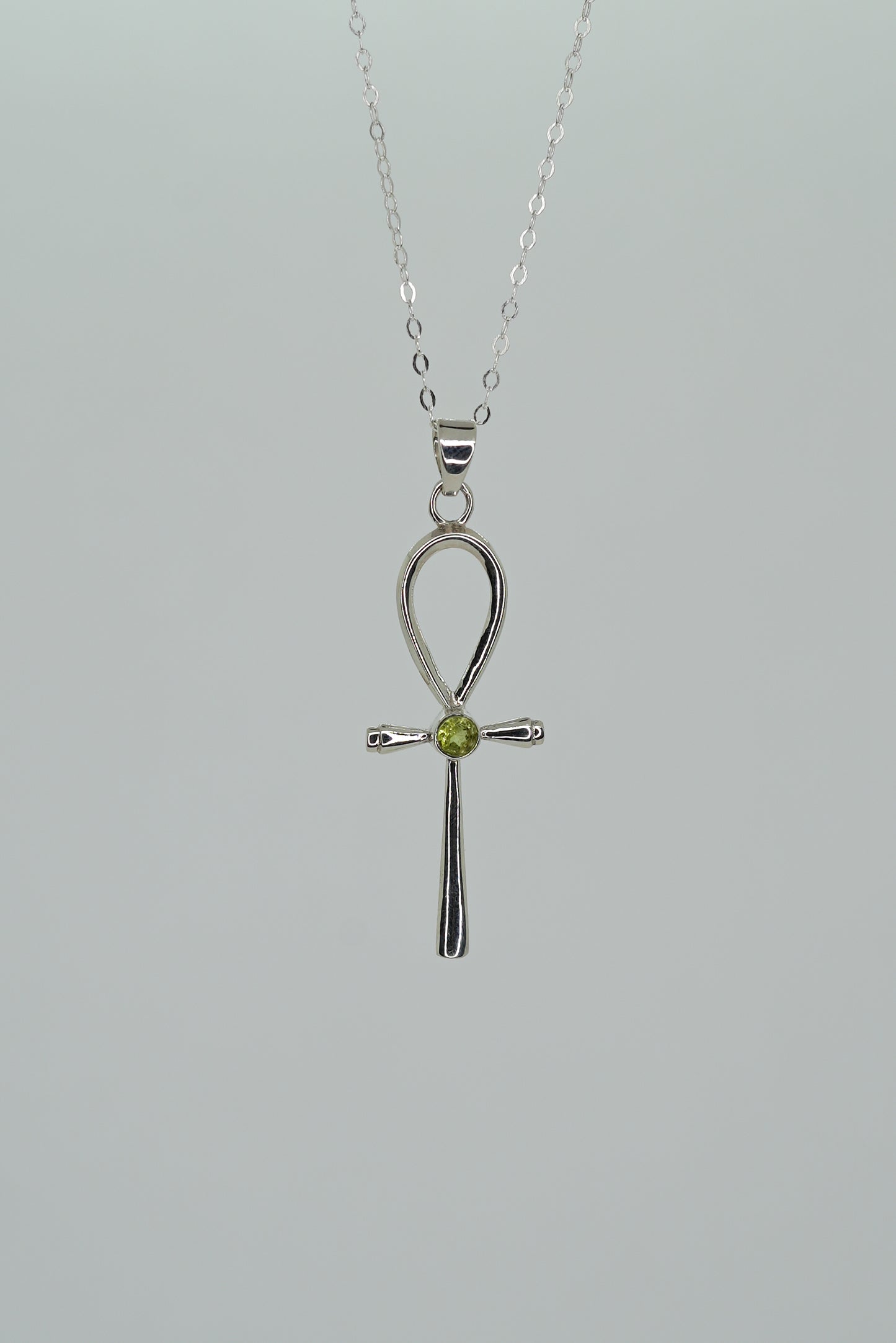 Collier Croix Ankh en Argent 925 avec Péridot — Vitalité & Harmonie