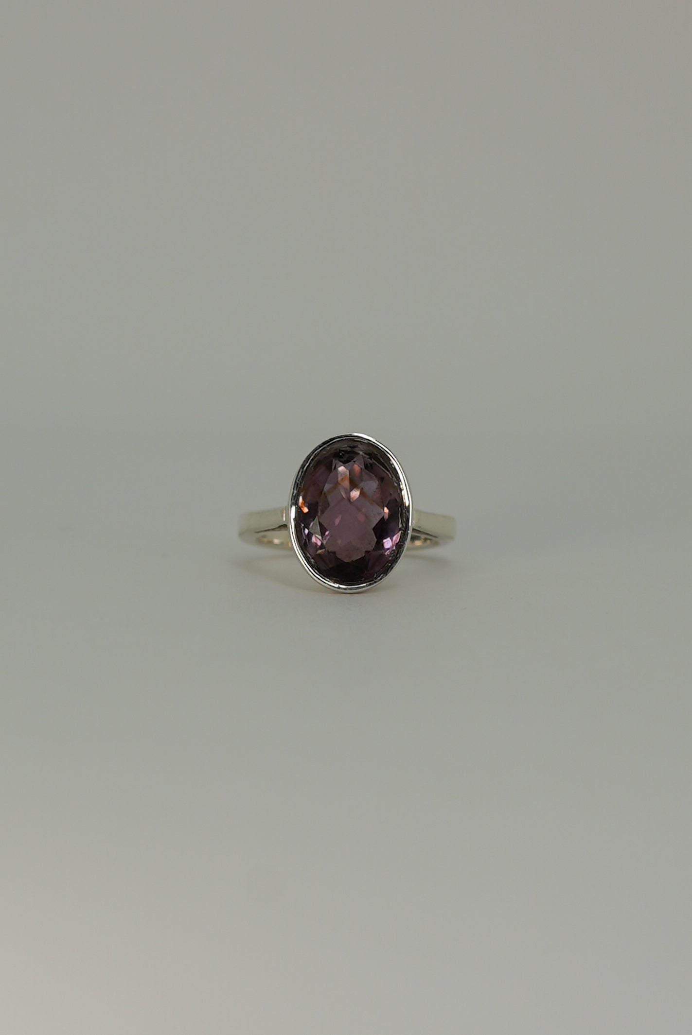 Bague Améthyste Ovale Facettée en Argent 925 – Élégance & Sérénité