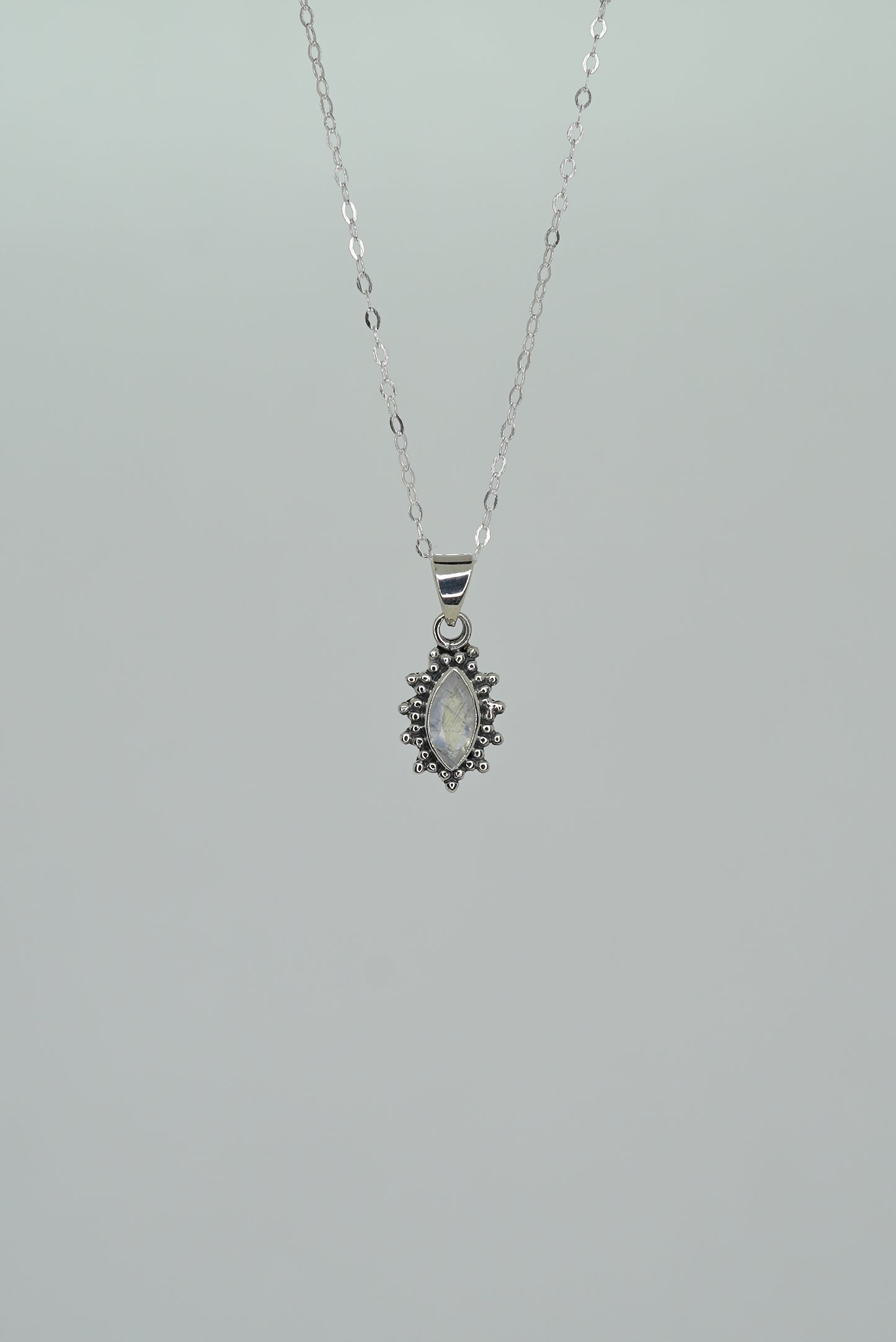 Collier Pierre de Lune Arc-en-Ciel en Argent 925 — Féminité & Intuition