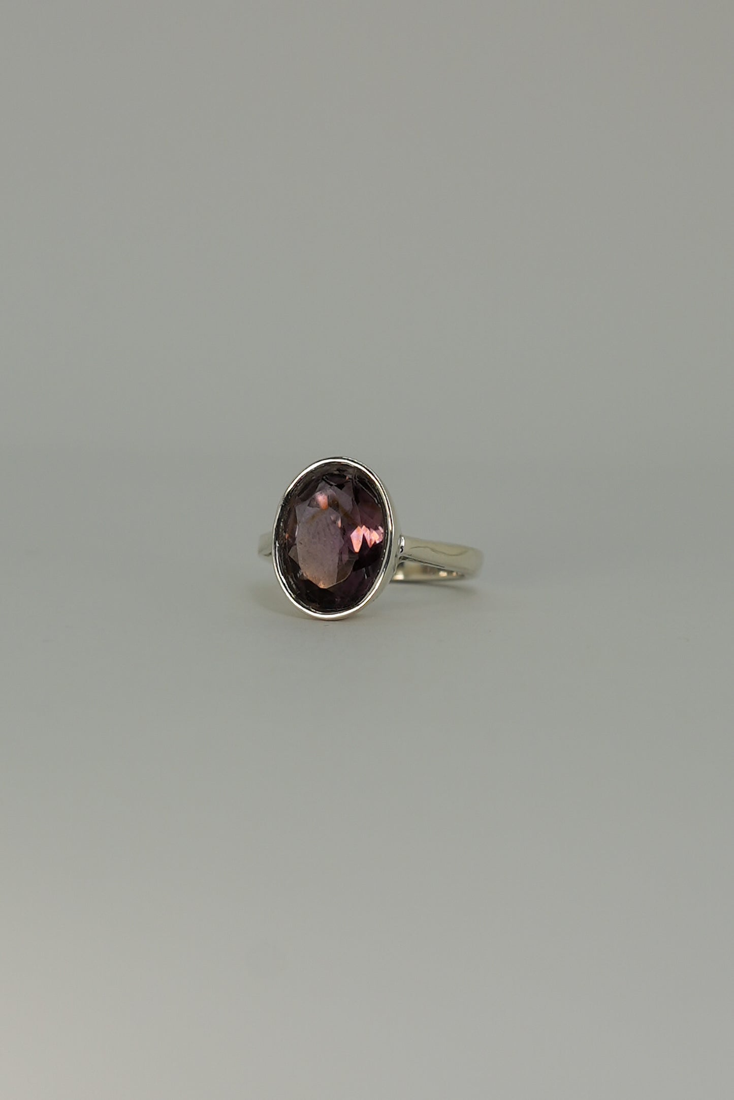 Bague Améthyste Ovale Facettée en Argent 925 – Élégance & Sérénité