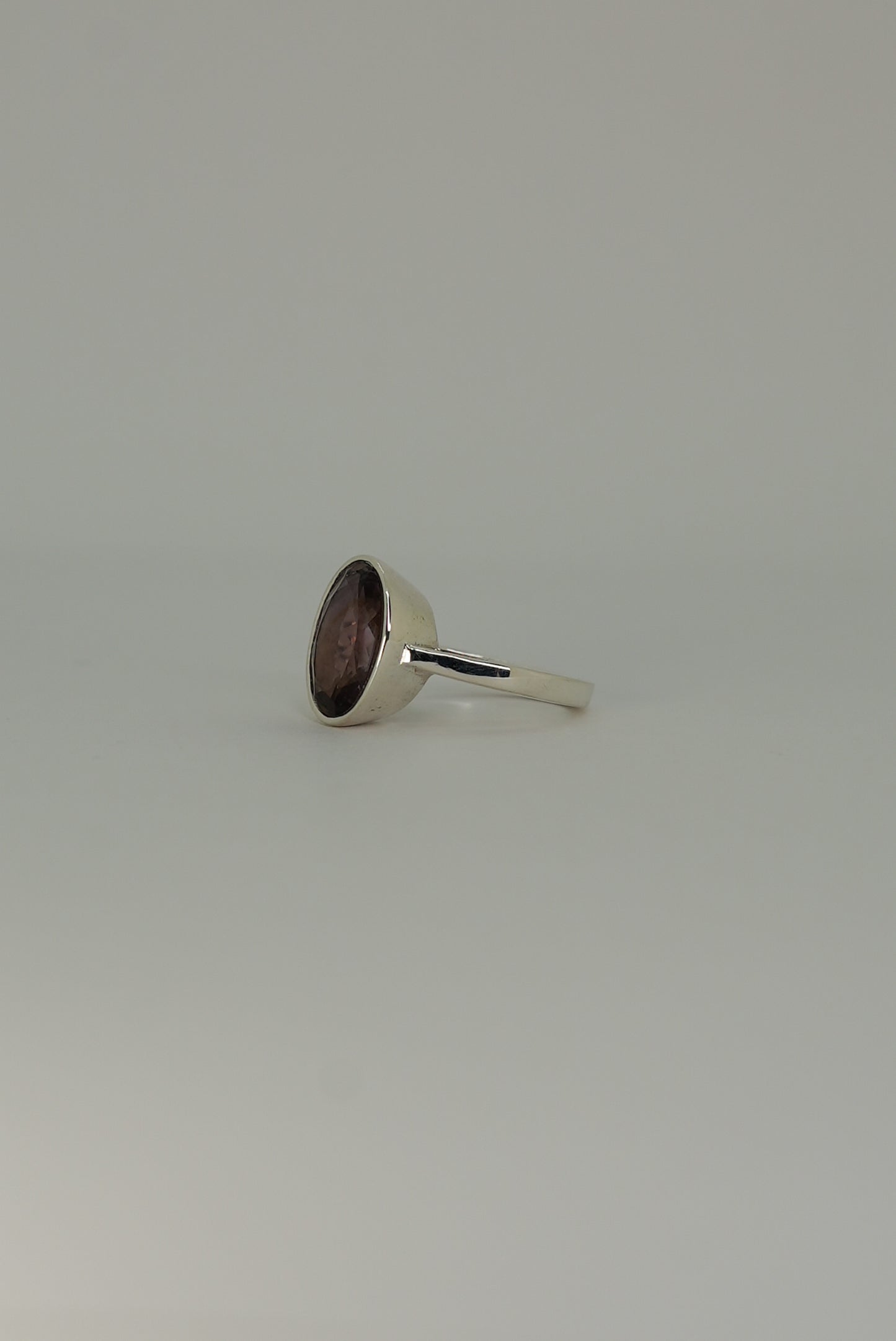 Bague Améthyste Ovale Facettée en Argent 925 – Élégance & Sérénité