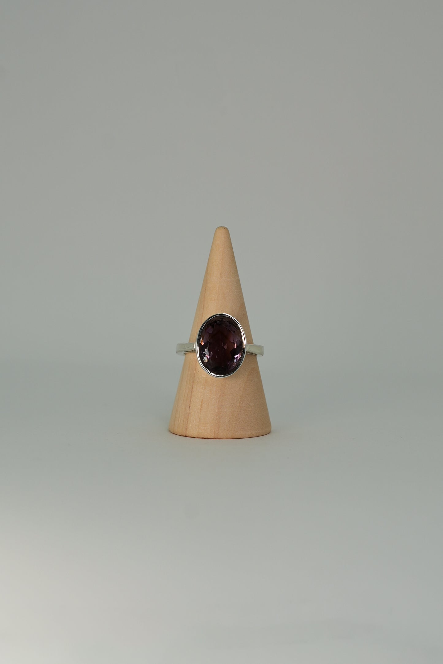 Bague Améthyste Ovale Facettée en Argent 925 – Élégance & Sérénité