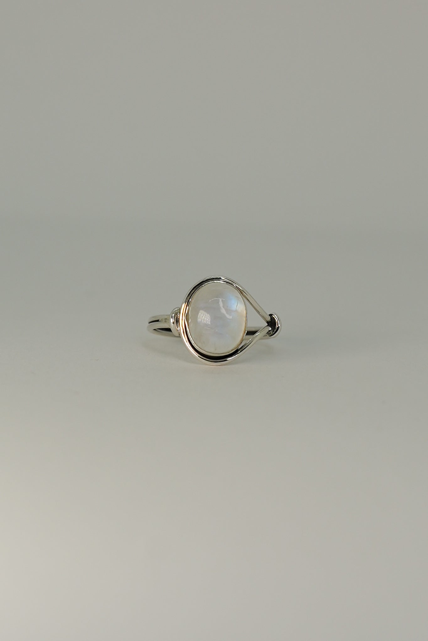 Bague Pierre de Lune Arc-en-Ciel en Argent 925 — Féminité & Intuition