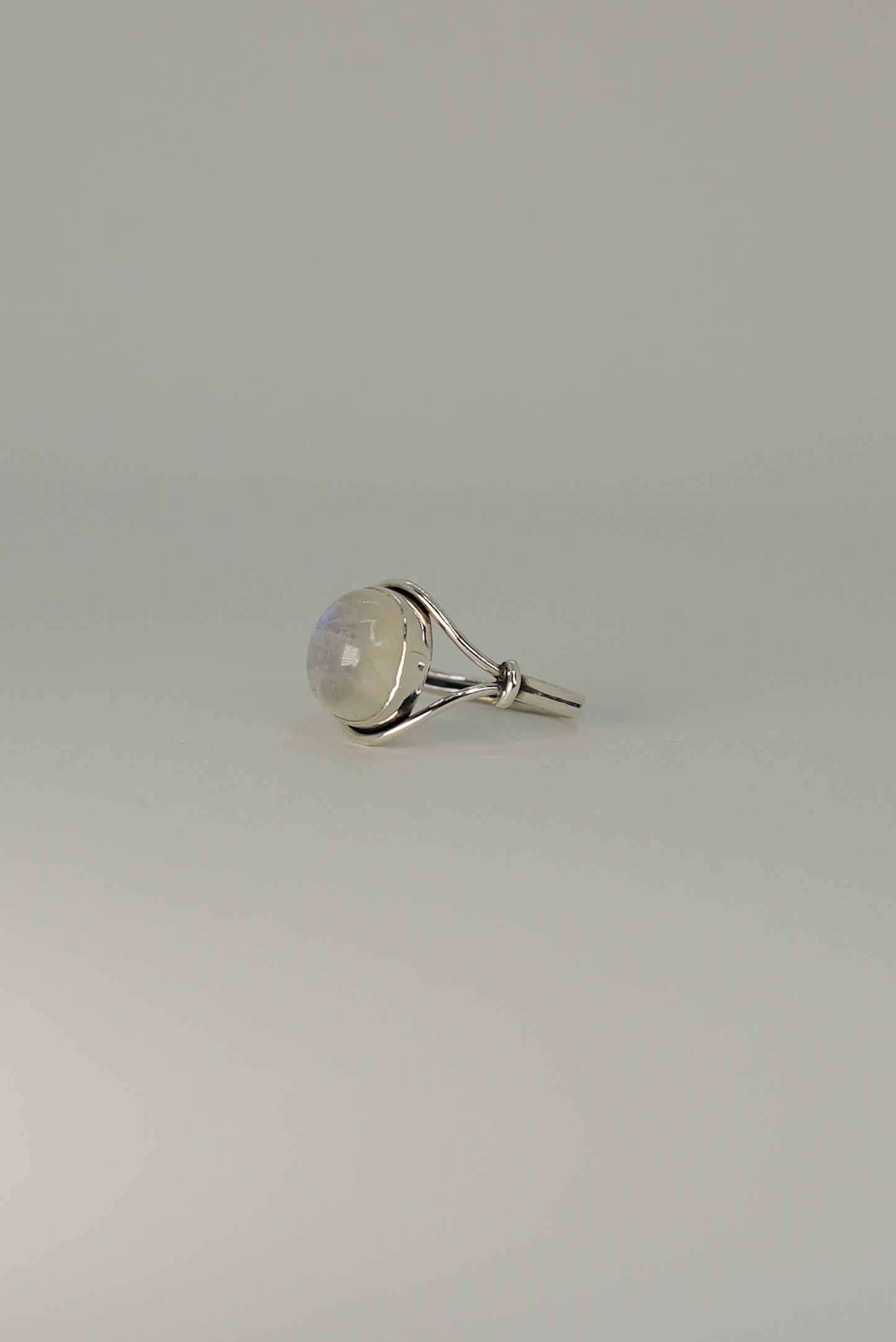 Bague Pierre de Lune Arc-en-Ciel en Argent 925 — Féminité & Intuition