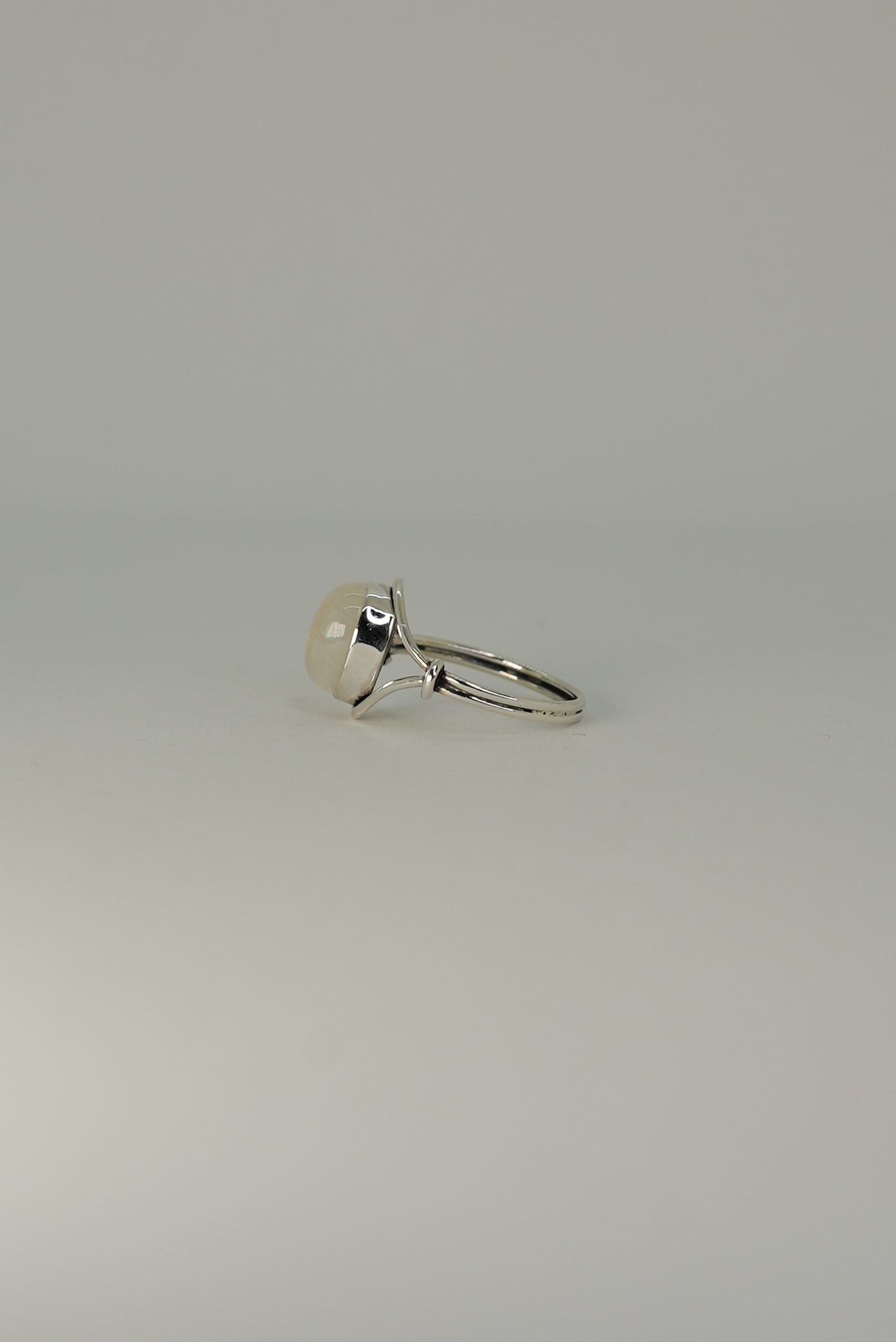 Bague Pierre de Lune Arc-en-Ciel en Argent 925 — Féminité & Intuition