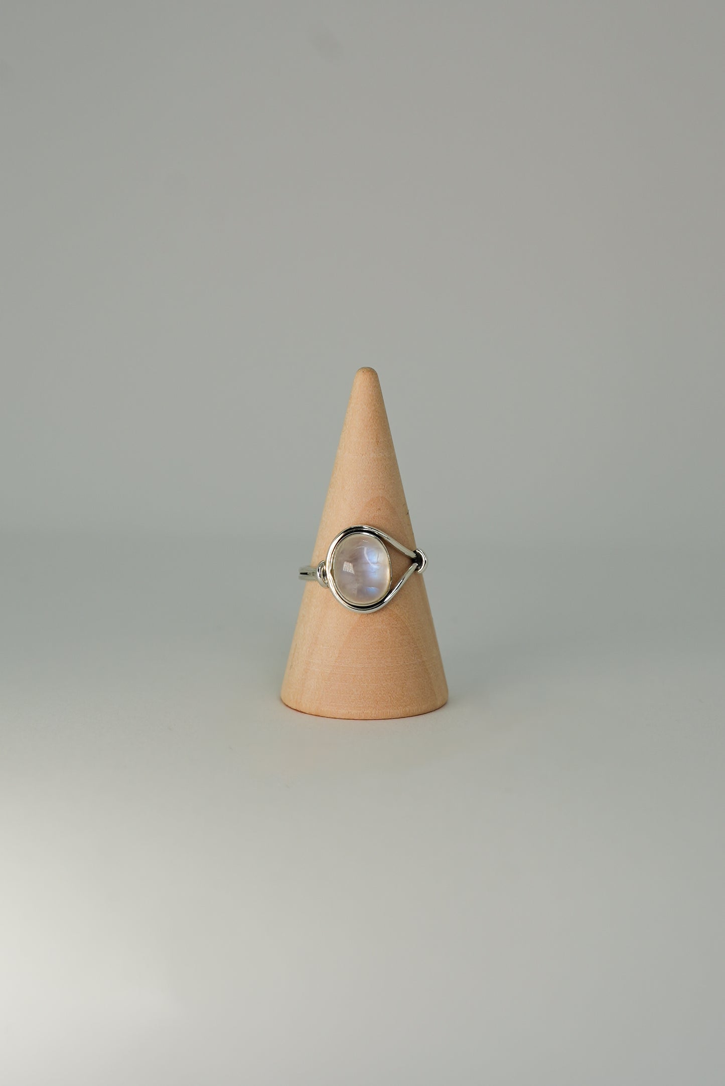 Bague Pierre de Lune Arc-en-Ciel en Argent 925 — Féminité & Intuition