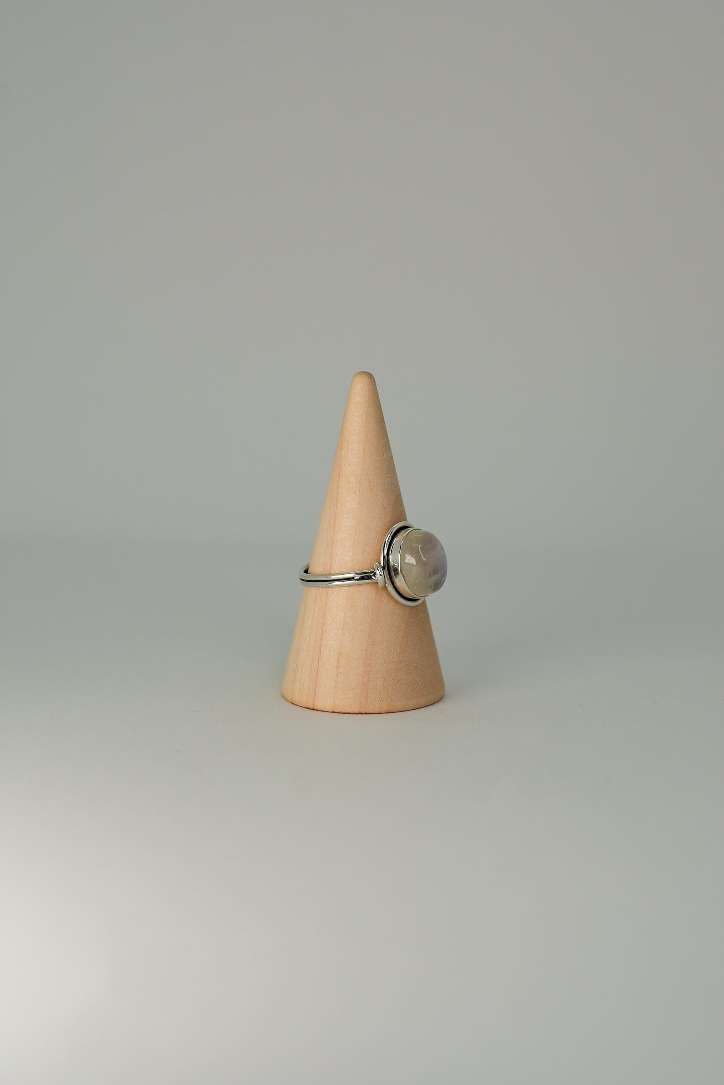 Bague Pierre de Lune Arc-en-Ciel en Argent 925 — Féminité & Intuition