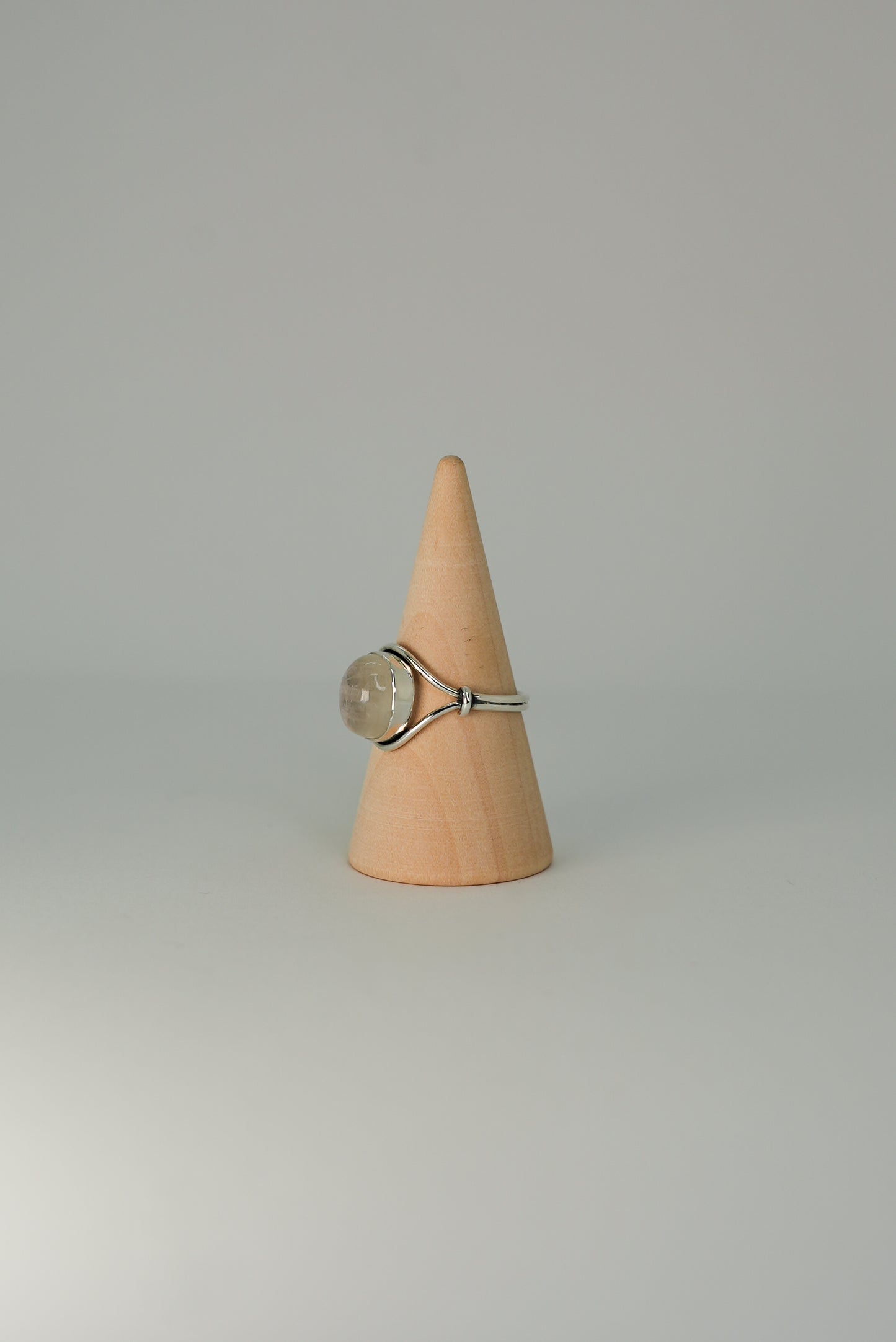 Bague Pierre de Lune Arc-en-Ciel en Argent 925 — Féminité & Intuition