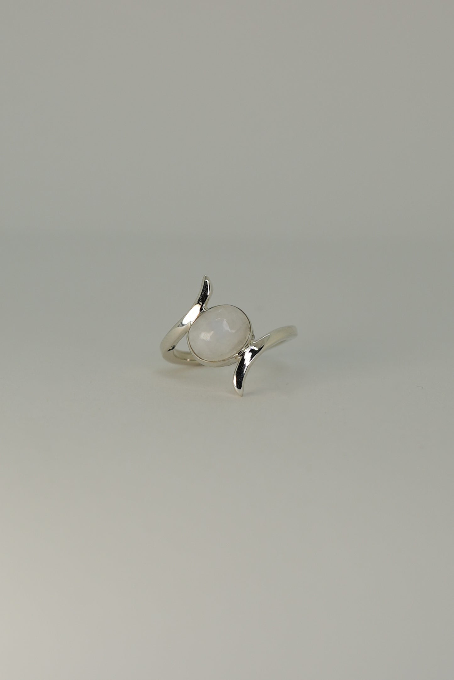 Bague Pierre de Lune Arc-en-Ciel en Argent 925 – Mystère & Harmonie