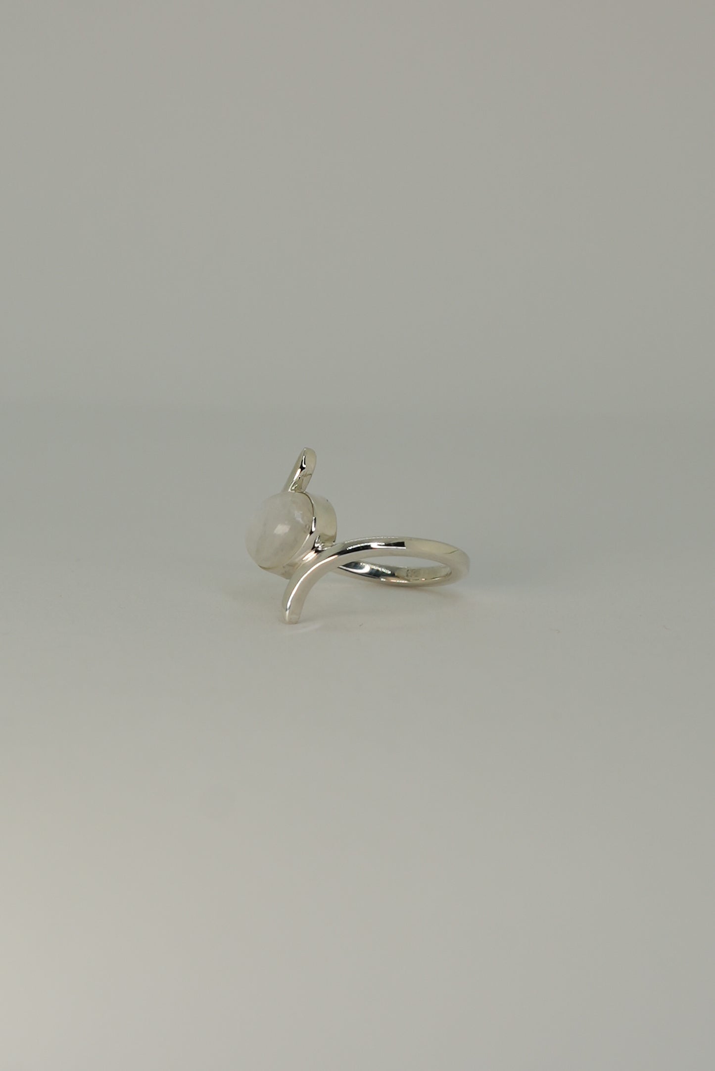 Bague Pierre de Lune Arc-en-Ciel en Argent 925 – Mystère & Harmonie