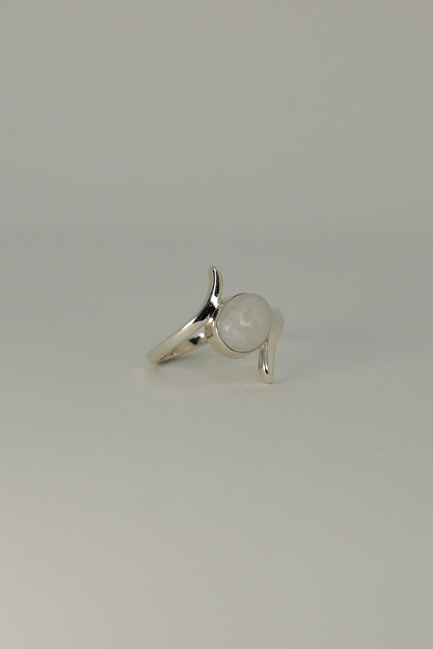 Bague Pierre de Lune Arc-en-Ciel en Argent 925 – Mystère & Harmonie