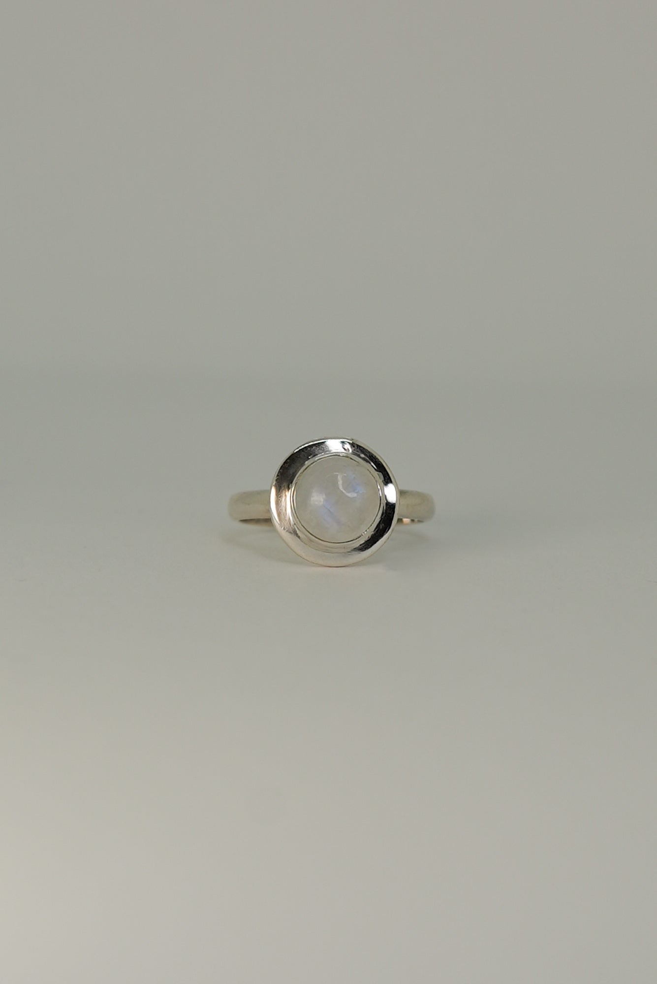 Bague Pierre de Lune Arc-en-Ciel en Argent 925 – Mystère & Intuition