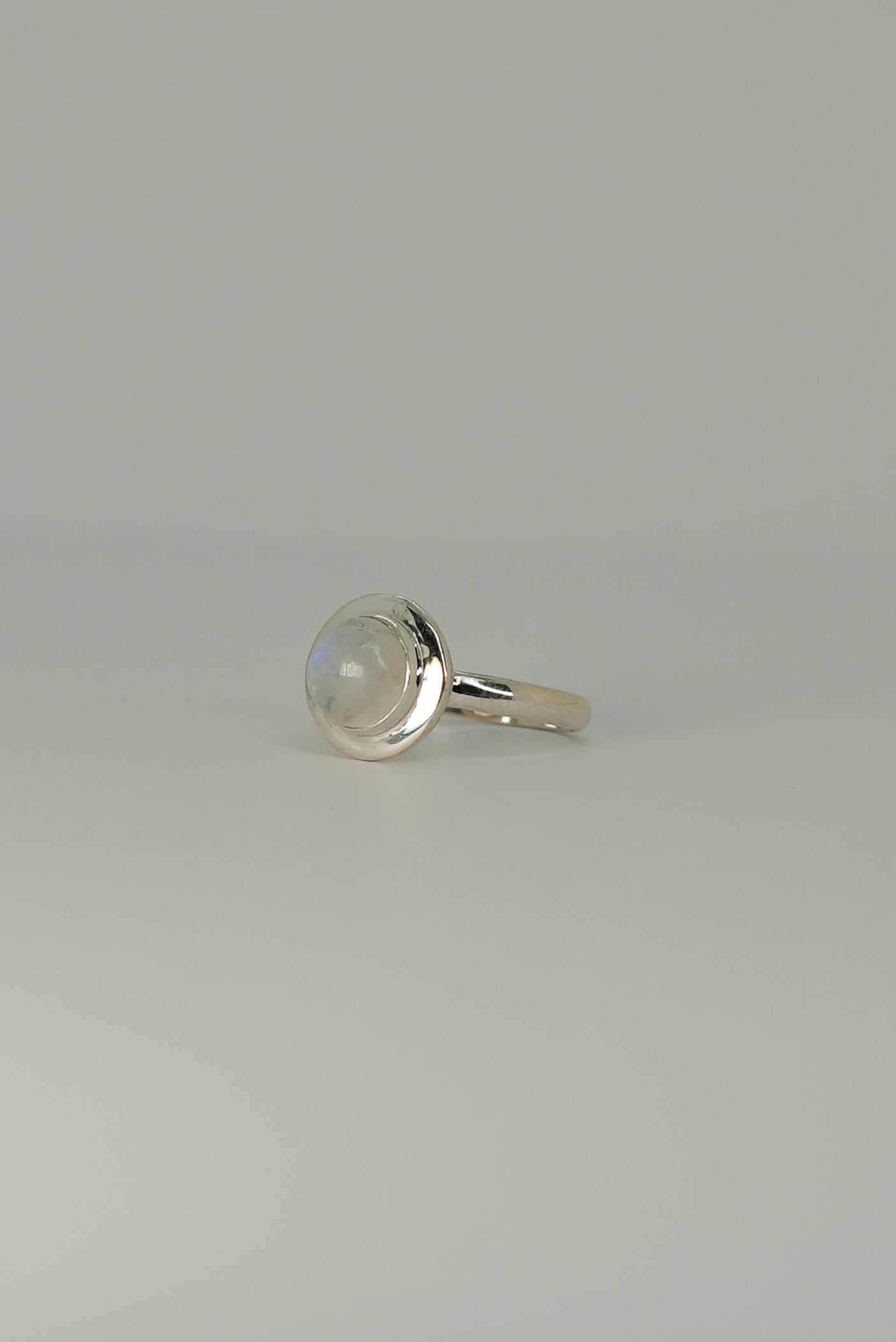 Bague Pierre de Lune Arc-en-Ciel en Argent 925 – Mystère & Intuition