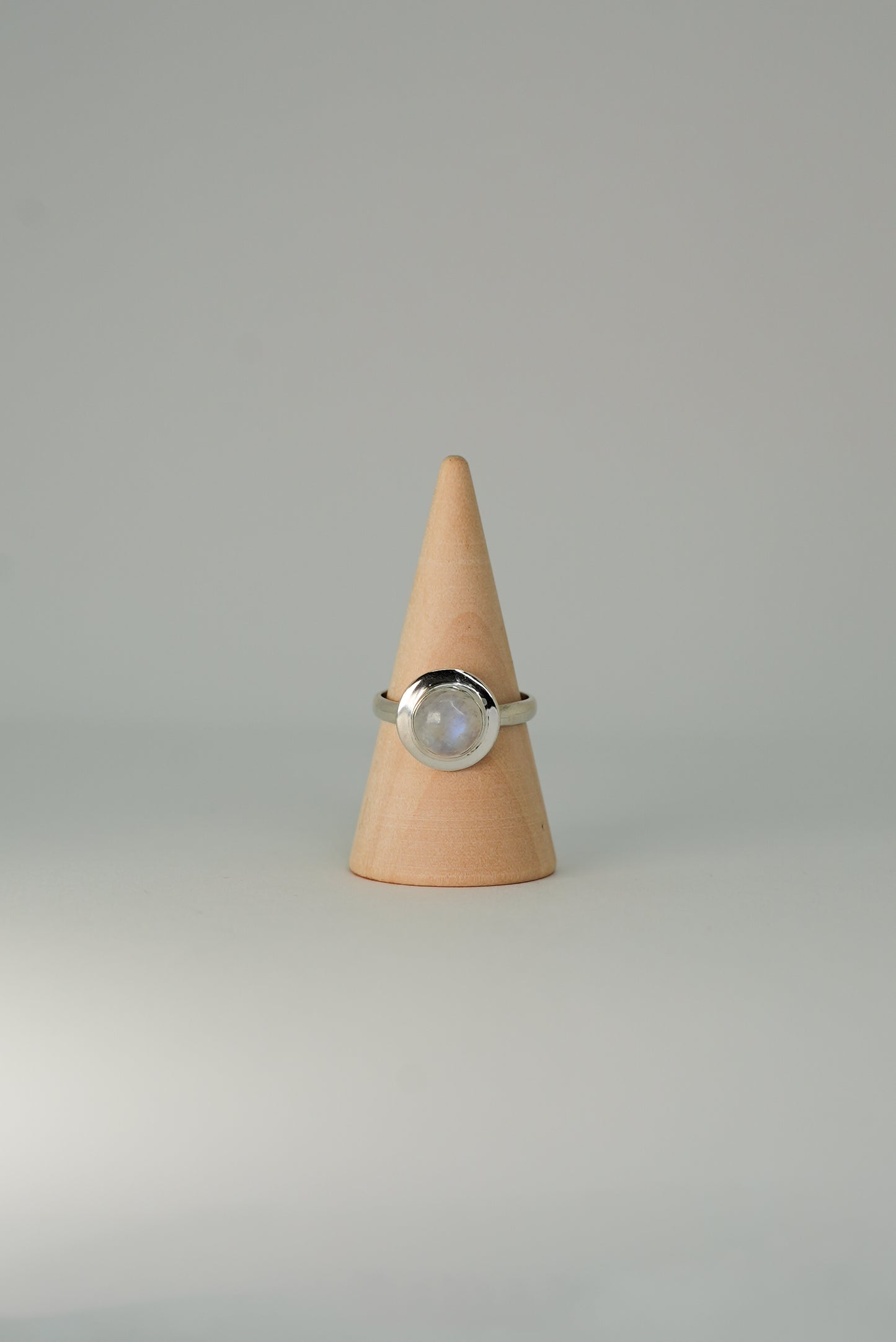 Bague Pierre de Lune Arc-en-Ciel en Argent 925 – Mystère & Intuition