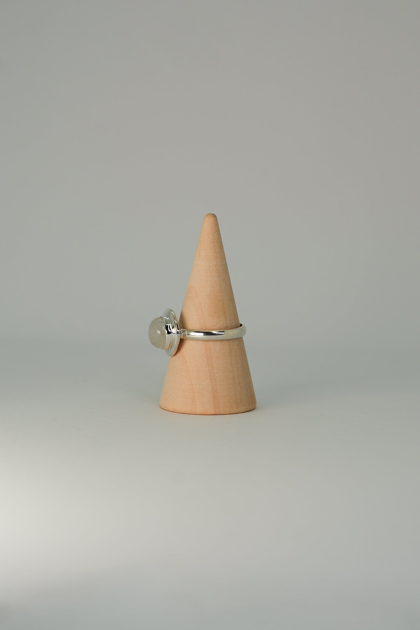 Bague Pierre de Lune Arc-en-Ciel en Argent 925 – Mystère & Intuition