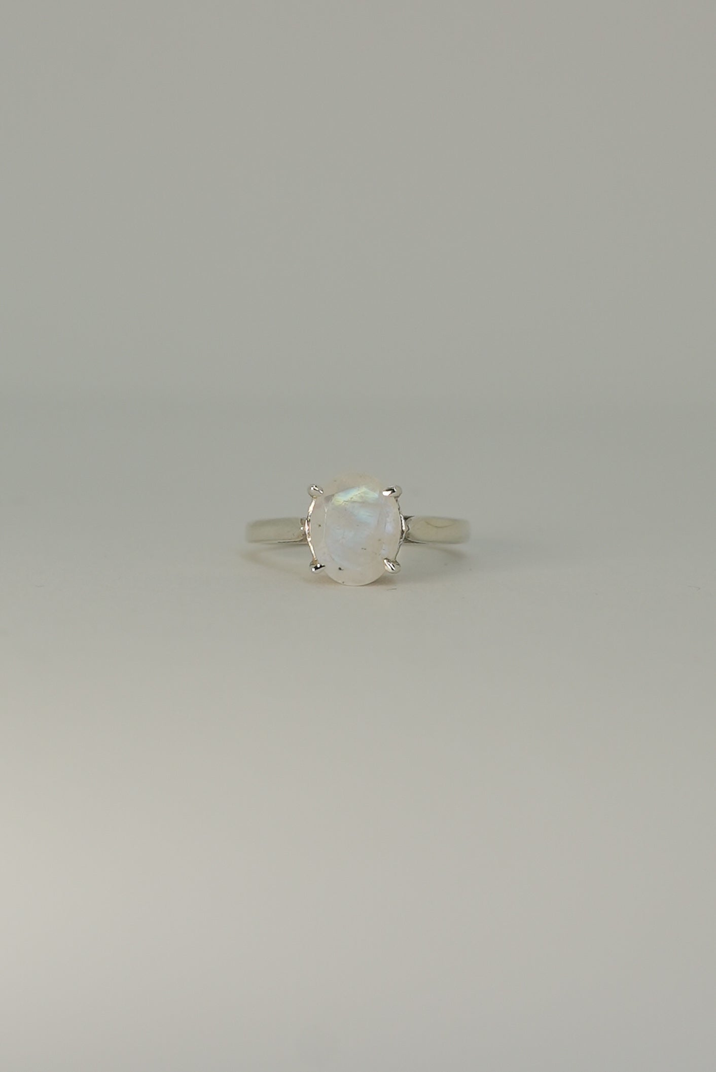 Bague Pierre de Lune Arc-en-Ciel en Argent 925 – Élégance & Protection