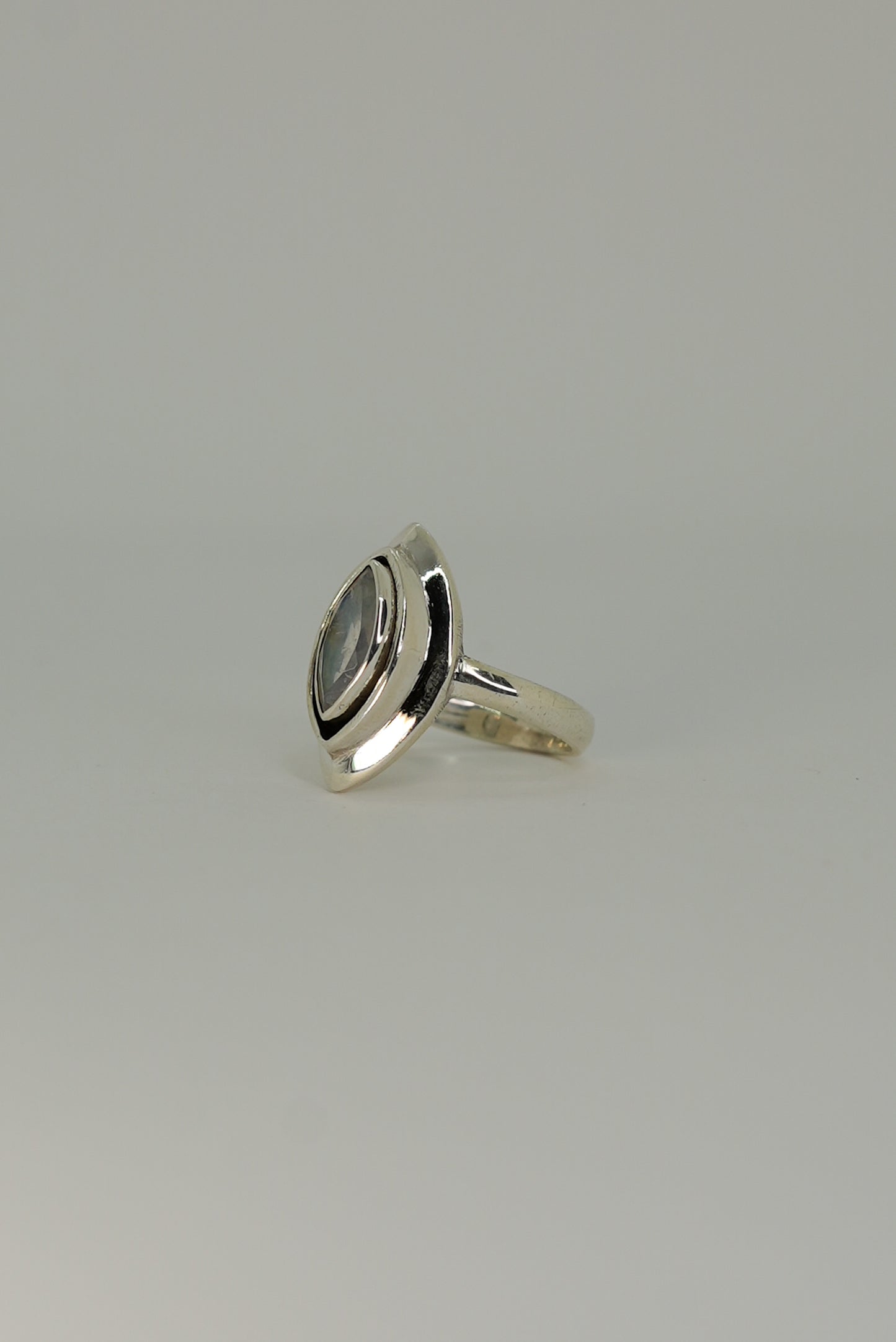 Bague Pierre de Lune Arc-en-Ciel en Argent 925 – Mystère & Intuition